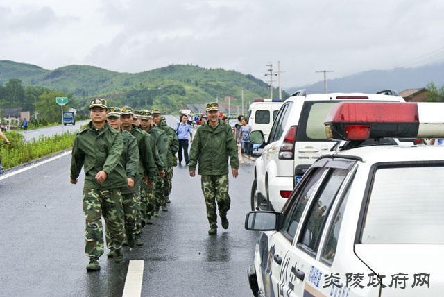 图片新闻：炎陵县干群众志成城抗灾救灾