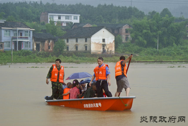 图片新闻：炎陵县干群众志成城抗灾救灾