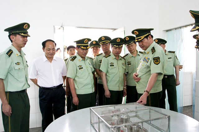 中国人民武装警察部队副司令员何映华一行来炎陵武警中队视察