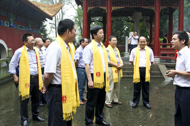 国家财政部综合司副司长申明到炎陵县拜祭炎帝陵