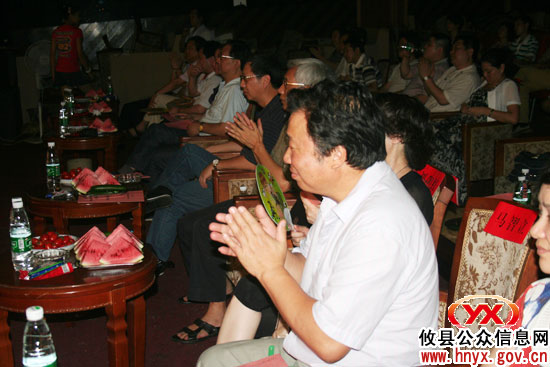 省文化厅副厅长周祥辉一行来攸县观看戏剧《腊鱼庙的传说》