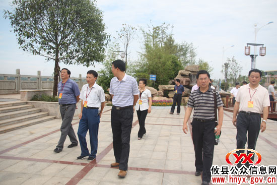 攸县人大常委会组织部分人大代表视察城建与管理工作