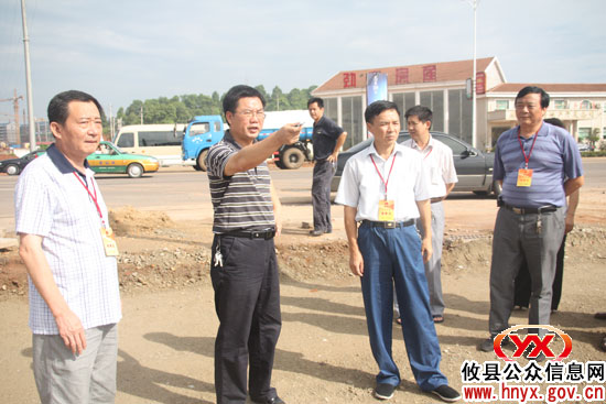 攸县人大常委会组织部分人大代表视察城建与管理工作
