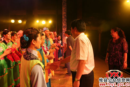 省文化厅副厅长周祥辉一行来攸县观看戏剧《腊鱼庙的传说》