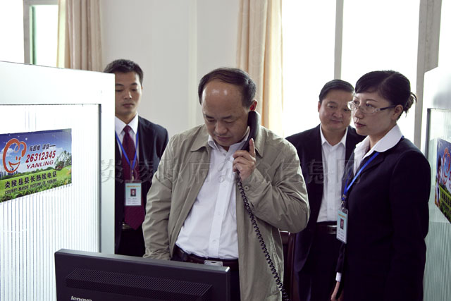 周建光视察县长热线工作