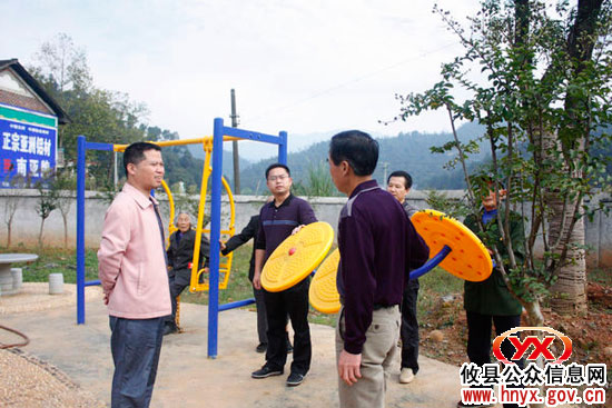 攸县黄丰桥镇党政主要负责人到镇敬老院慰问老人