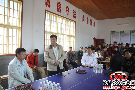 邝邹飞带队深入有关乡（镇）村组察看经济社会发展情况