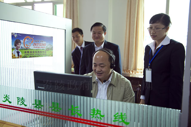 周建光视察县长热线工作