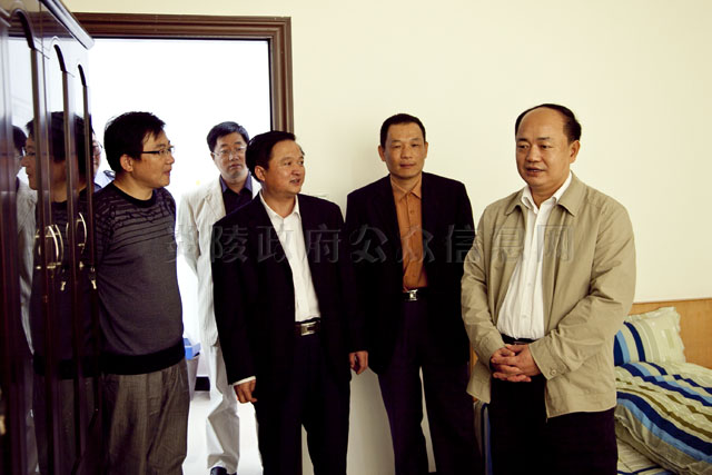 周建光视察县长热线工作