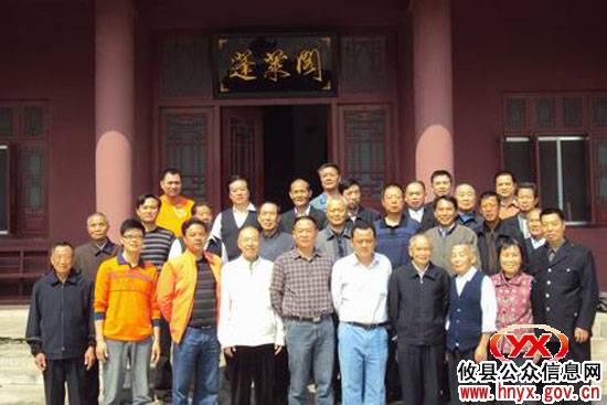 攸县法院“敬老月”组织离退休干警开展登山活动