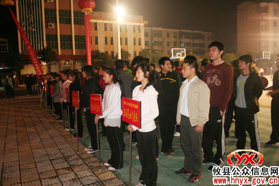 昨晚，2010“体彩杯”攸县职工男子篮球赛正式开赛