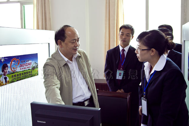 周建光视察县长热线工作