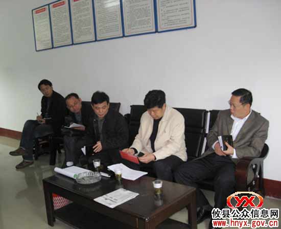 邝邹飞在网岭镇督查时强调，村级联合办公要切实搭建好“五个平台”