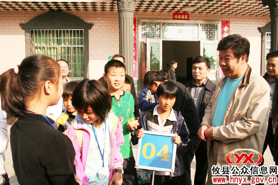 邝邹飞率部分县直单位“一把手”到网岭镇现场办公