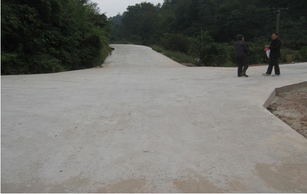 我区乡村公路建设超额完工