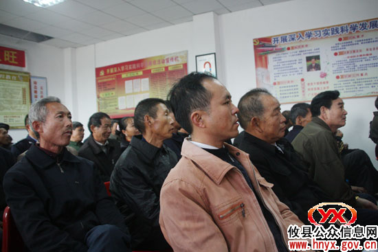 攸县县委组织部送农业科技、中华经典教育光碟到里旺村