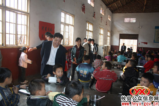 黄清秀一行到酒埠江镇督查寄宿制学校项目建设