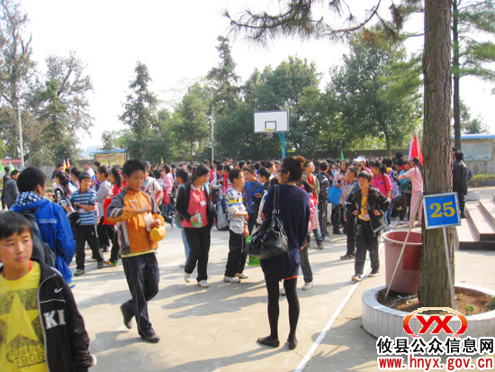 攸县五中组织660名学生到罗家坪村参加社会实践