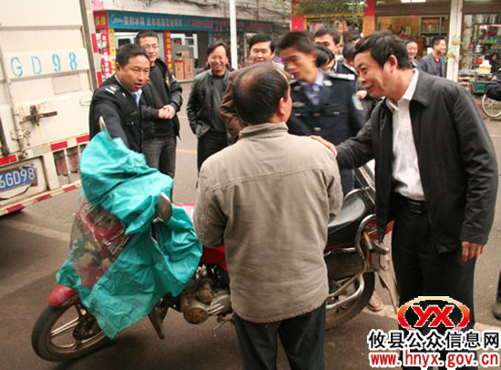 【城市提质】陈可勇一行上街规劝“两车”有序停放