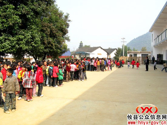 攸县鸾山镇漕泊学校举行防灾紧急疏散演练活动