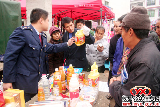 桃水镇联合县药监、工商部门开展食品药品安全知识宣传活动
