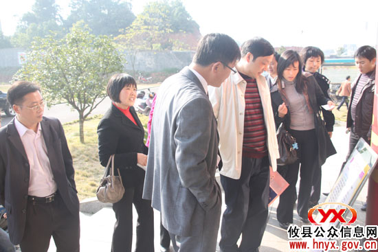 攸县千名干部今日集中参加普法教育考试