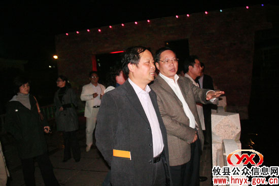 夜幕下，省政务公开工作考核组一行视察攸县城市建设