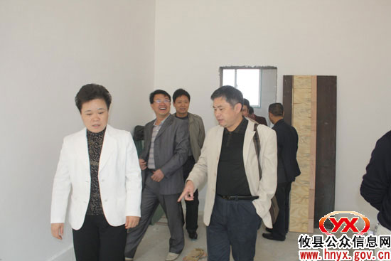 黄清秀一行到酒埠江镇督查寄宿制学校项目建设