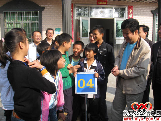 邝邹飞一行到网岭镇召开现场办公会