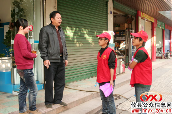 团县委组织168名志愿者上街参加“两车”停放规劝活动