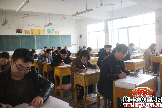 攸县千名干部今日集中参加普法教育考试
