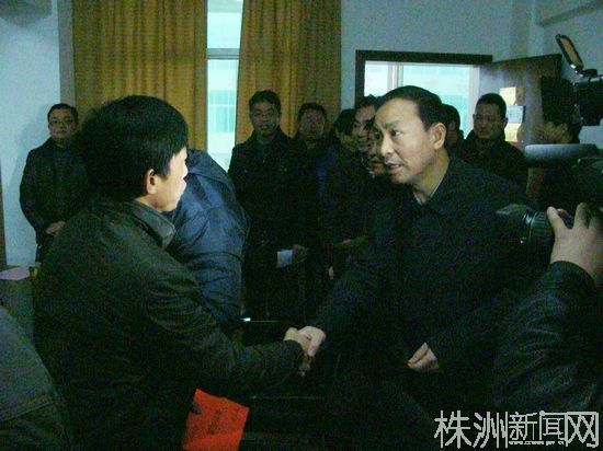 陈君文:越是经济发展 越要关心困难群众