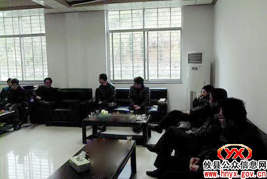 陈可勇一行到鸾山镇看望慰问县人大代表