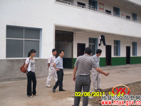 攸县酒埠江镇党政负责人督查镇中心小学项目建设