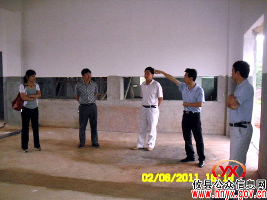攸县酒埠江镇党政负责人督查镇中心小学项目建设