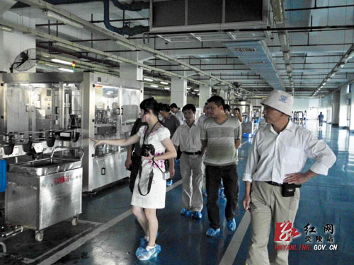 县文联组织部分文艺家赴湘窖酒业、崀山开展考察、采风活动