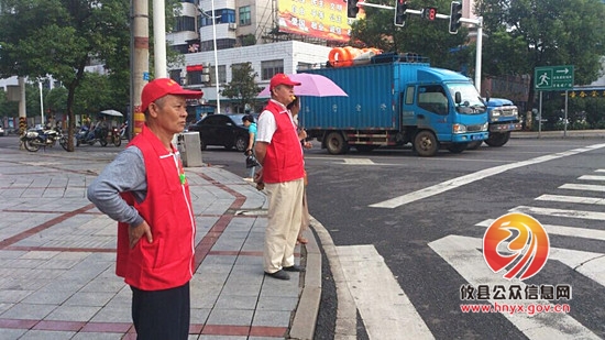 【创文明城】交通志愿者上街进行文明劝导