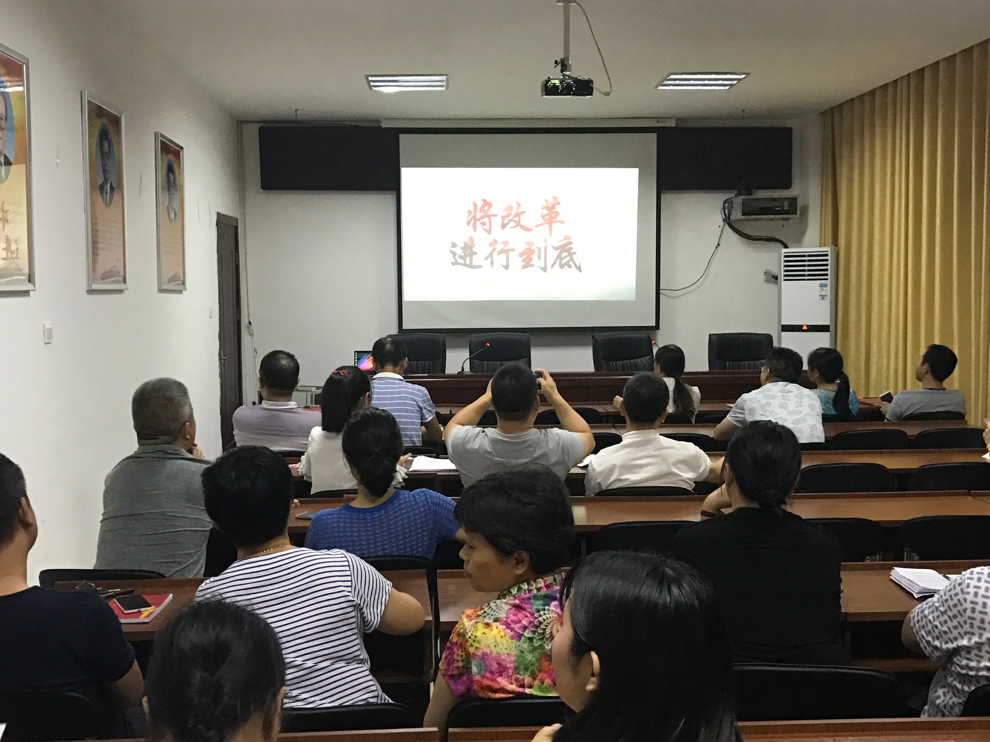 江桥街道组织收看《将改革进行到底》系列专题片