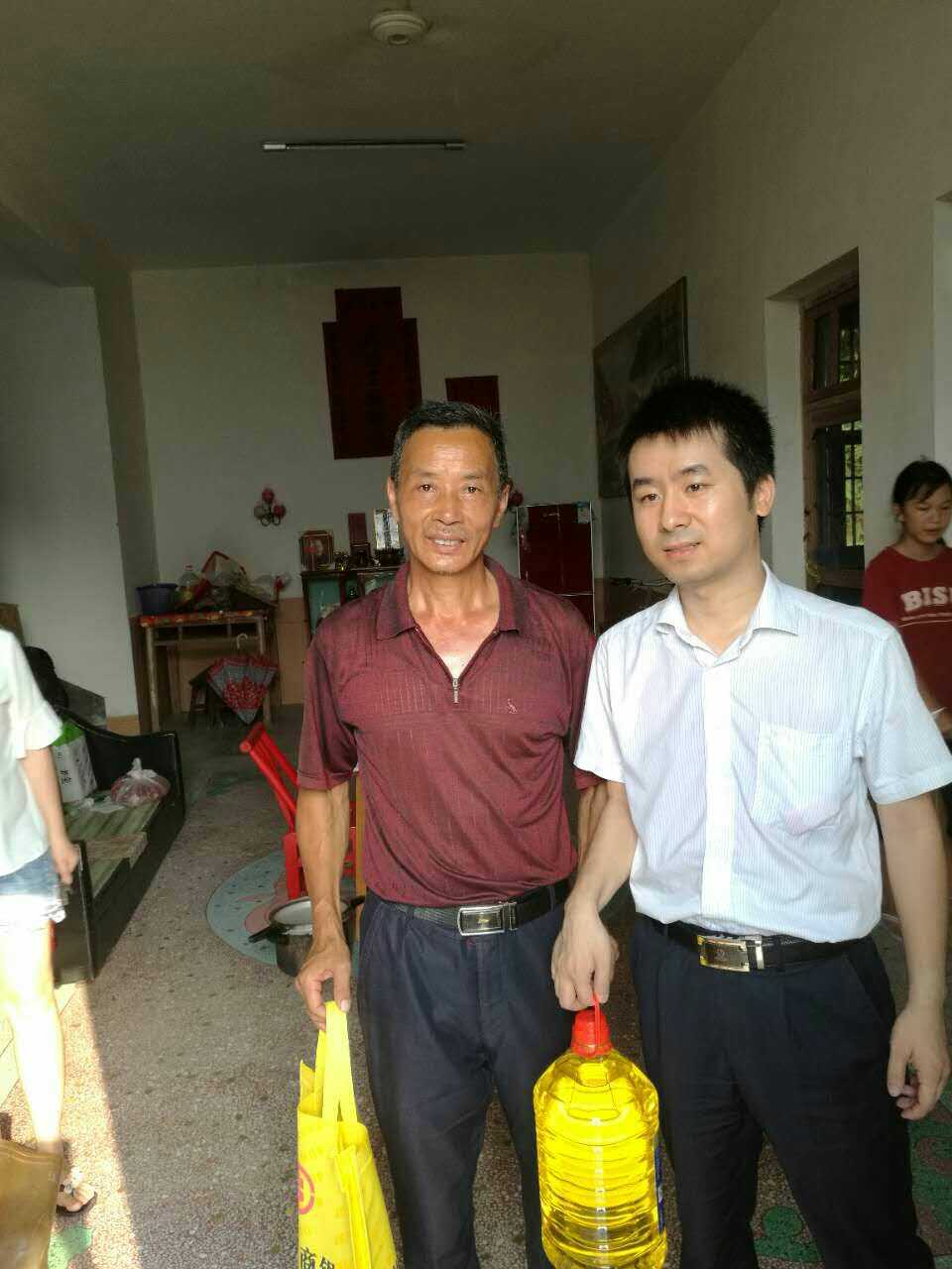 皇图岭镇组织开展金融精准扶贫宣传活动