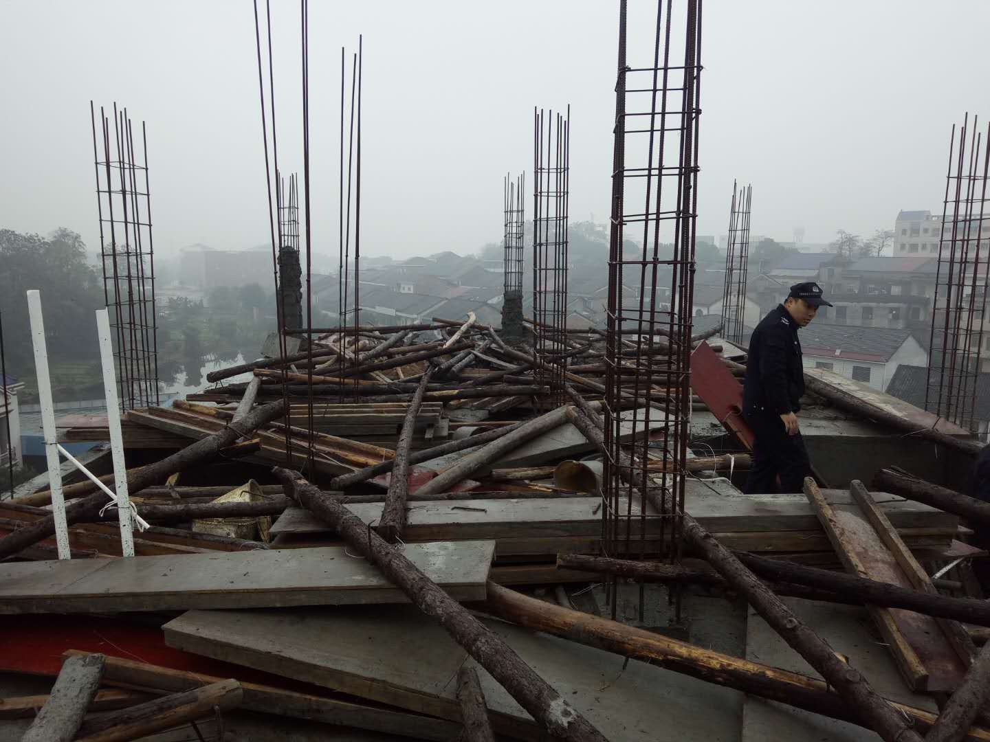 冒雨拆违，坚决打击抢建行为