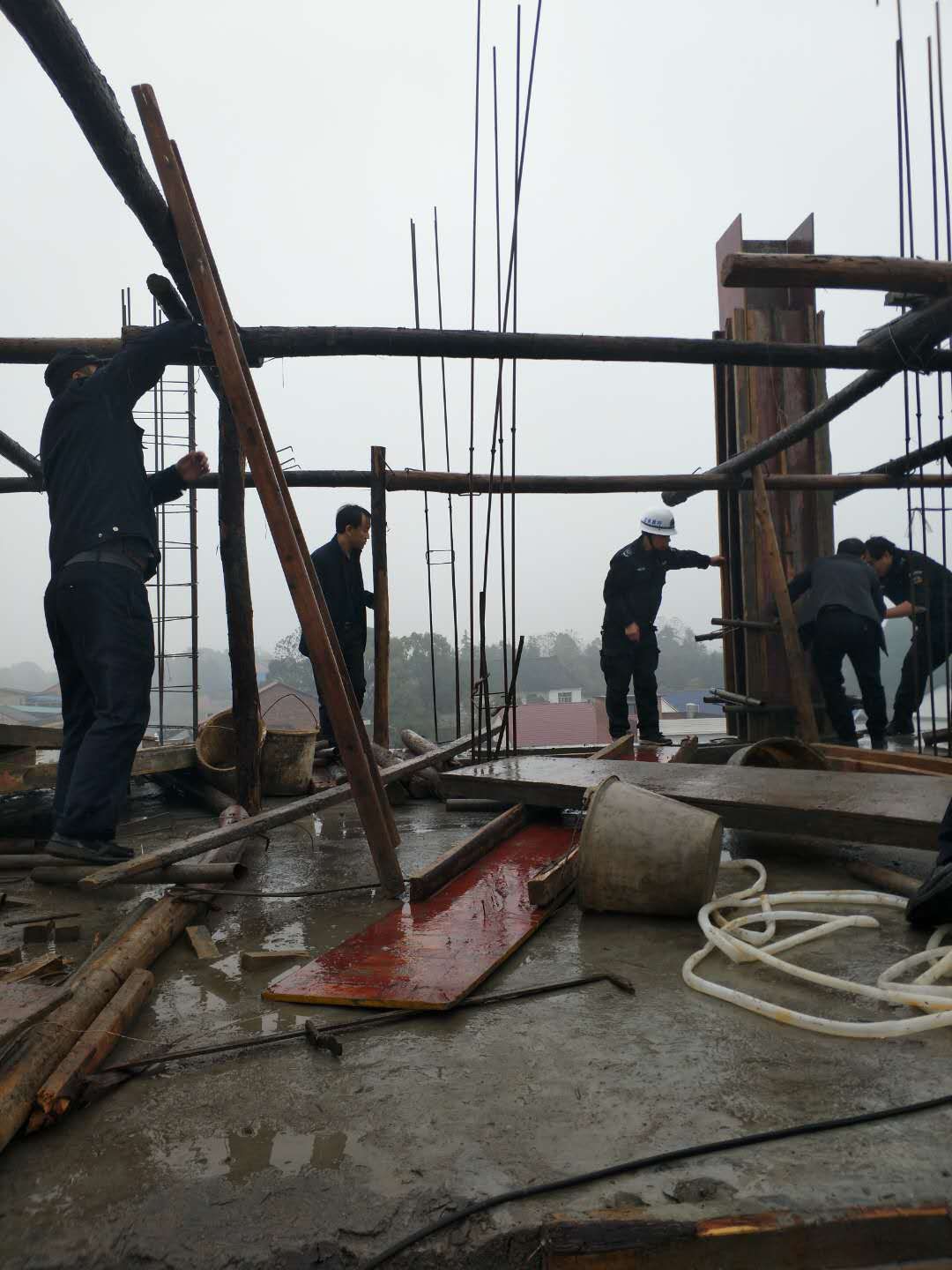 冒雨拆违，坚决打击抢建行为