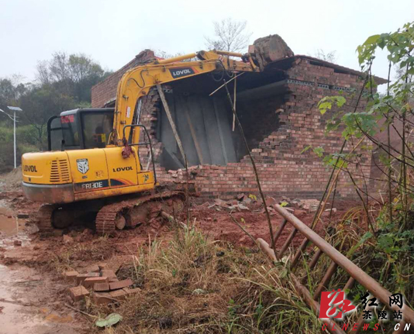 茶陵县两处违法建筑被依法强拆