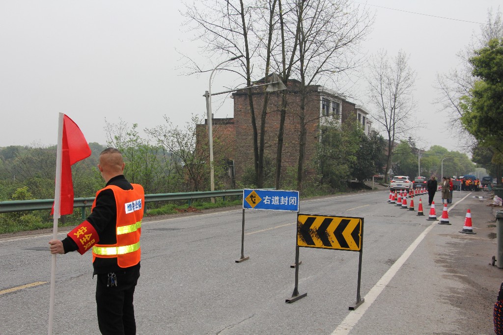 醴陵市公路局召开沥青路面坑槽修补标准化作业现场观摩培训会