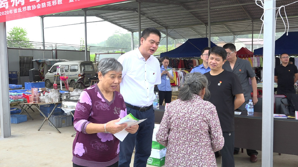 渌口区政法委联合多部门“赶集“普法