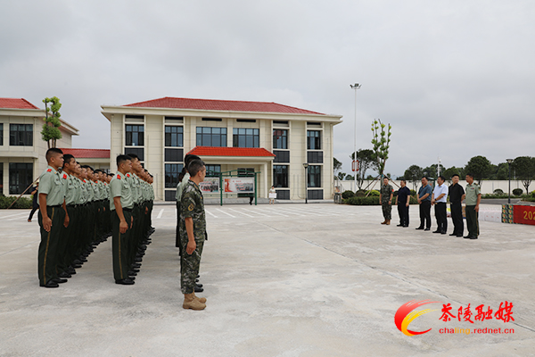 杨红兵走访慰问驻茶部队官兵和优抚对象