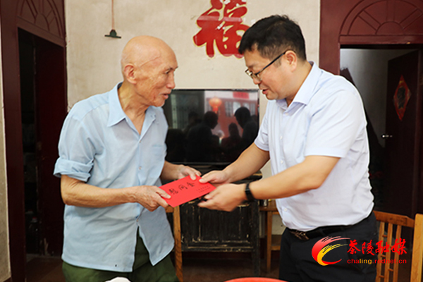 杨红兵走访慰问驻茶部队官兵和优抚对象