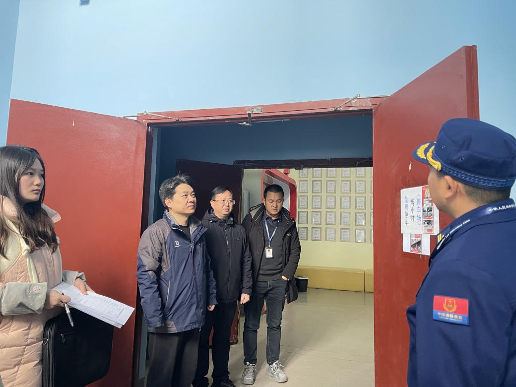 石峰区委副书记、区长石慧彬检查校外培训机构安全生产工作
