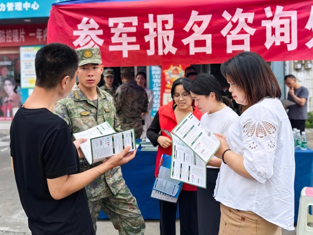 “迷彩绿”相约“志愿红”开展高考征兵宣传