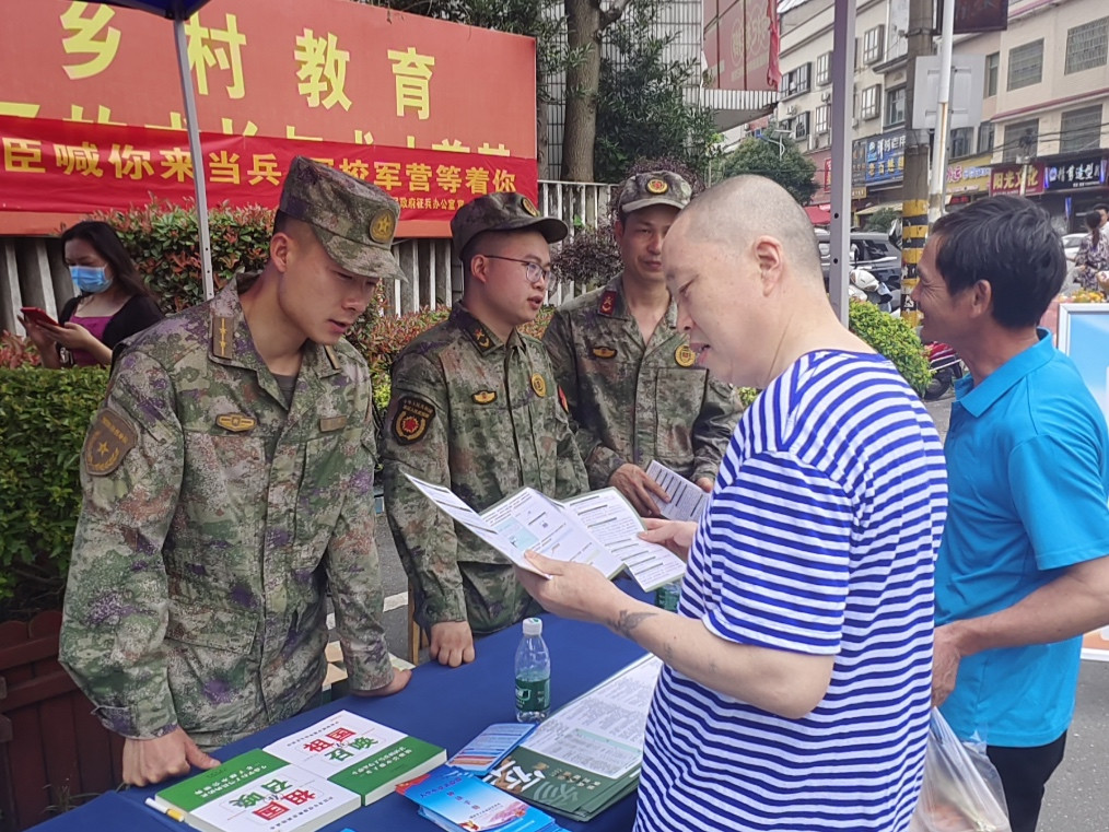 “迷彩绿”相约“志愿红”开展高考征兵宣传