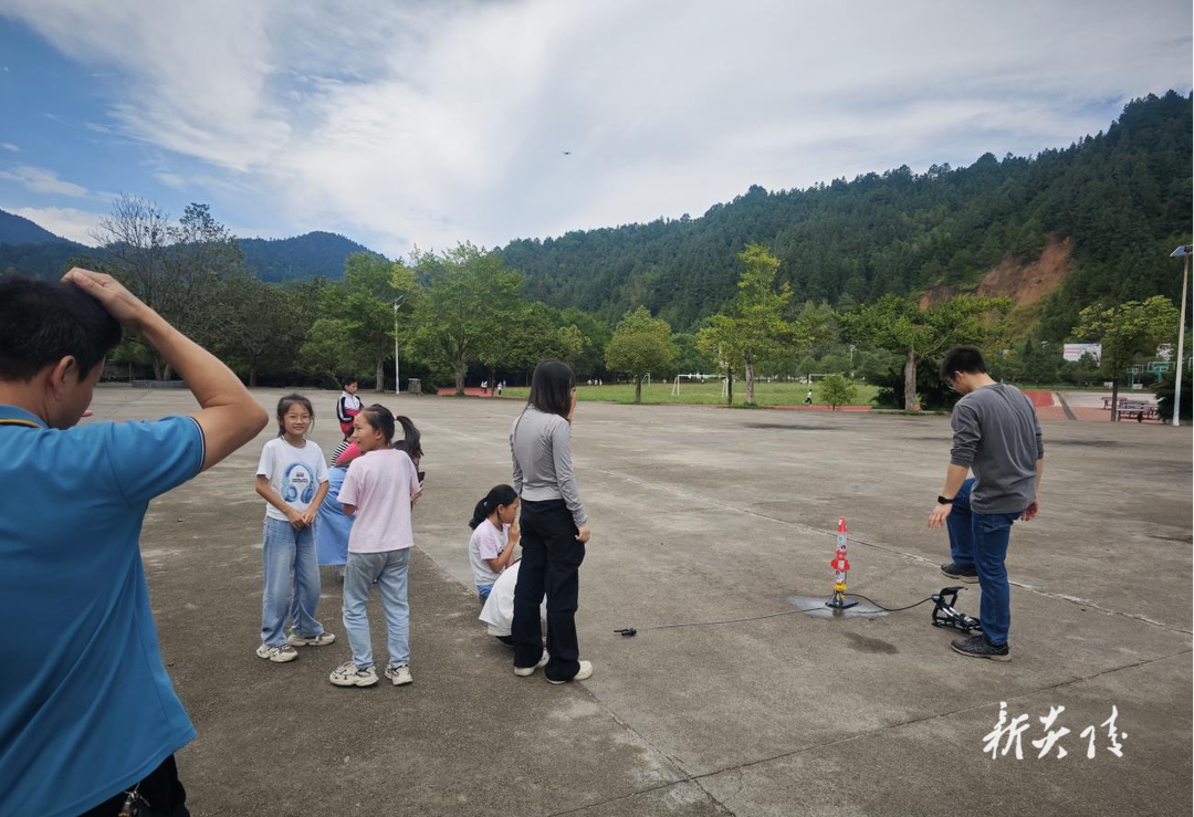 十都镇开展“以水代火 筑梦航天” 科普教育实践活动